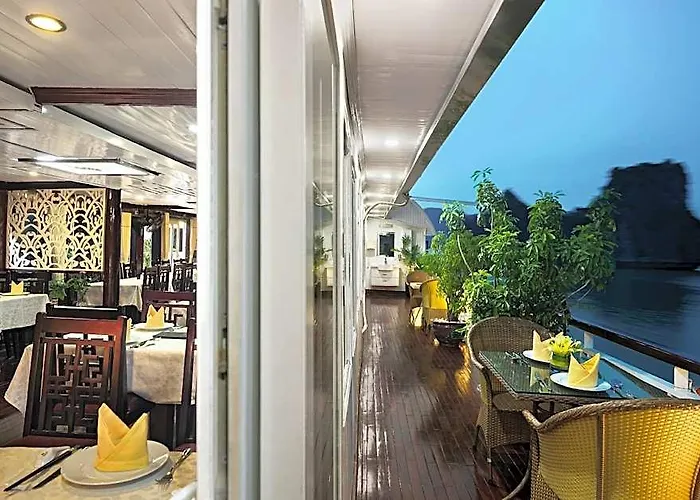 Paloma Cruise Khách sạn 4*